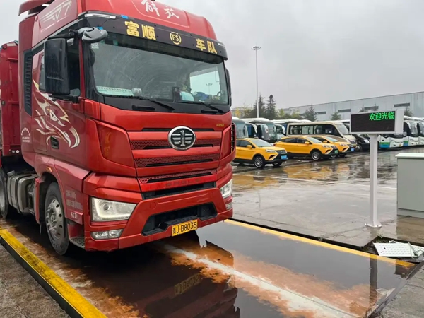 打破“分開走” 保稅非保稅貨物首次在貴陽綜保區實現“搭夥”出區_fororder_11111