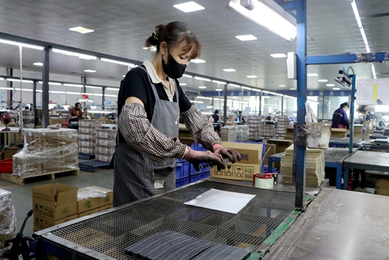 貴州獨山：磁電生産“滿格電” 訂單交付穩向前_fororder_20250924105940-yTiyeT-