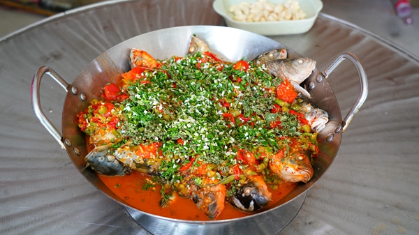 貴州丹寨：紮根在苗族農耕文明中的“雙非遺”_fororder_苗家酸湯魚 莫昌怡攝.JPG