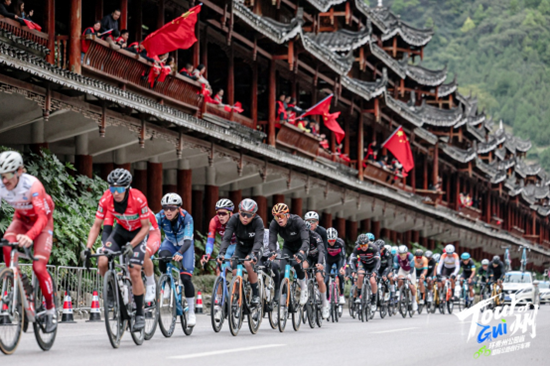 環貴州S3賽段(都勻綠博園-雷山西江苗寨)開賽:穿越苗嶺畫廊 叩響千戶苗寨 環貴州S3賽段(都勻綠博園-雷山西江苗寨)開賽:穿越苗嶺畫廊 叩響千戶苗寨_fororder_640