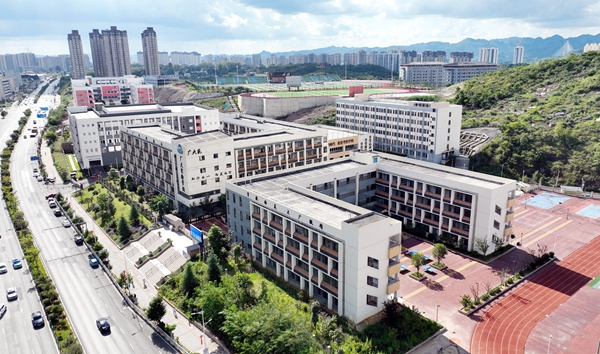 擎旗奮進興教育 貴陽清鎮市以磅薄之勢錨定教育強市新征程_fororder_清鎮市廣大實驗學校航拍圖。沈建華 攝.JPG