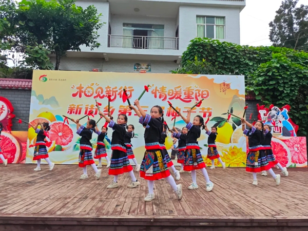 六盤水市水城區新街鄉柚子節甜蜜爆棚:5.16千克“柚王”誕生 村民遊客共享豐收狂歡 六盤水市水城區新街鄉柚子節甜蜜爆棚:5.16千克“柚王”誕生 村民遊客共享豐收狂歡_fororder_1