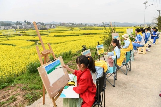 春山爽居 花海暢遊|“繁花”綻放“花經濟”,為鄉村振興“增色添香”_fororder_dD0xNzczNjA2MjI2X3I9Nzk3OTE1ODRfdz01NDBfcT0xMDBfZT1KUEc=