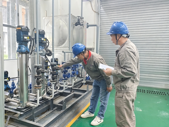 貴州仁懷：“油改電”讓企業實現綠色低碳生産_fororder_電極鍋爐控制室工作人員正在檢查設備
