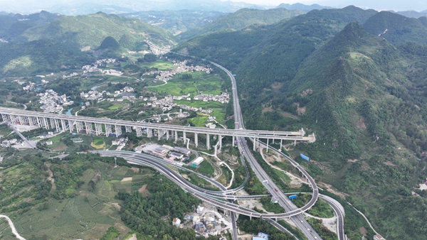 納晴高速六枝段通車 貴州六枝特區邁入“高速聯網”新時代_fororder_圖片1