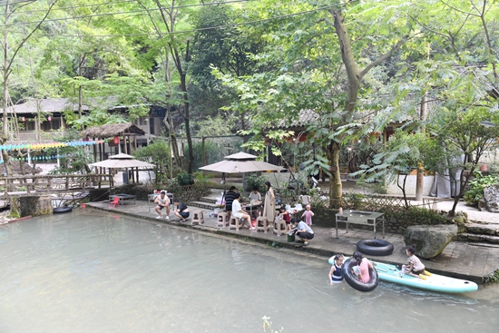 貴州鎮遠避暑體驗遊喜迎八方遊客_fororder_遊客在鐵溪景區戲水（江春健 攝）.JPG