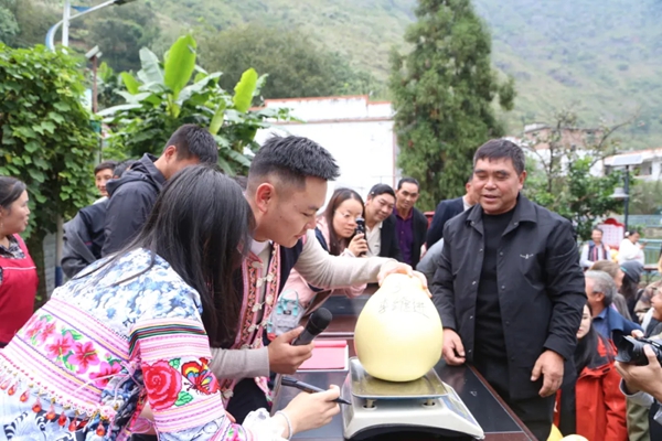 六盤水市水城區新街鄉柚子節甜蜜爆棚:5.16千克“柚王”誕生 村民遊客共享豐收狂歡 六盤水市水城區新街鄉柚子節甜蜜爆棚:5.16千克“柚王”誕生 村民遊客共享豐收狂歡_fororder_3