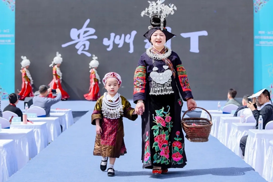 貴州臺江:苗繡賽巧手 “姊妹T臺”秀非遺_fororder_640 (3)