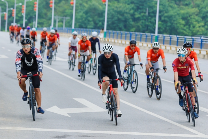 四百騎手繞著風光競速 | 2025第二屆環石阡古溫泉自行車賽開幕
