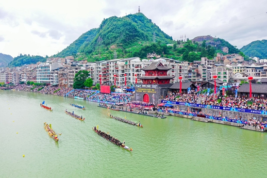 貴州鎮遠賽龍舟何以成“頂流”_fororder_群龍遊江2