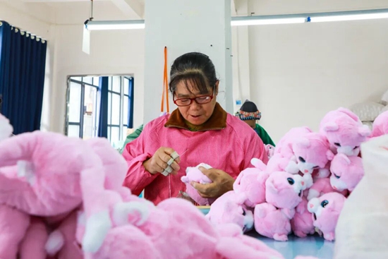 貴州都勻:“社區工廠”火力全開 居民實現“家門口”穩定就業 貴州都勻:“社區工廠”火力全開 居民實現“家門口”穩定就業_fororder_640 (4)