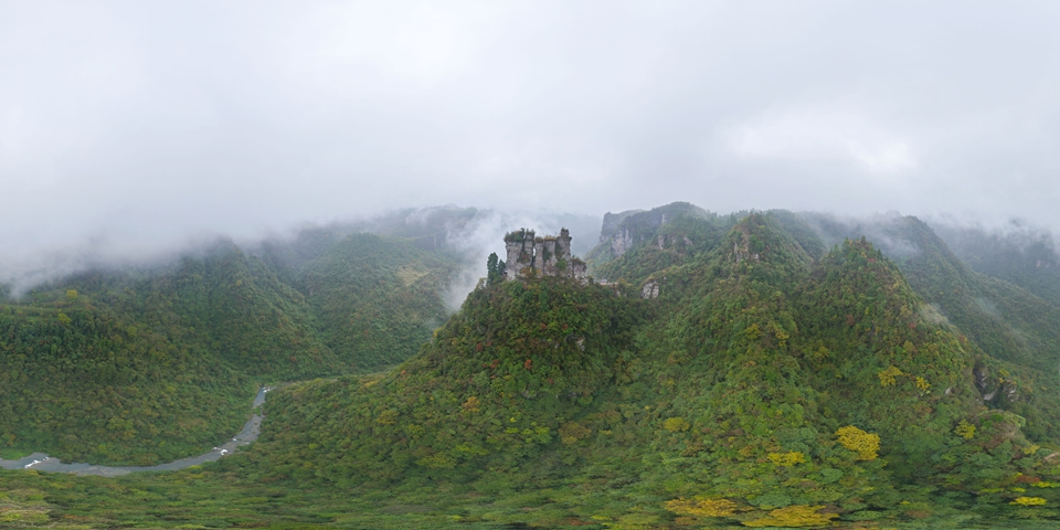 貴州務川：霧鎖山川“七柱擎天”_fororder_圖為 務川七柱山全景 蹇詩奇 攝