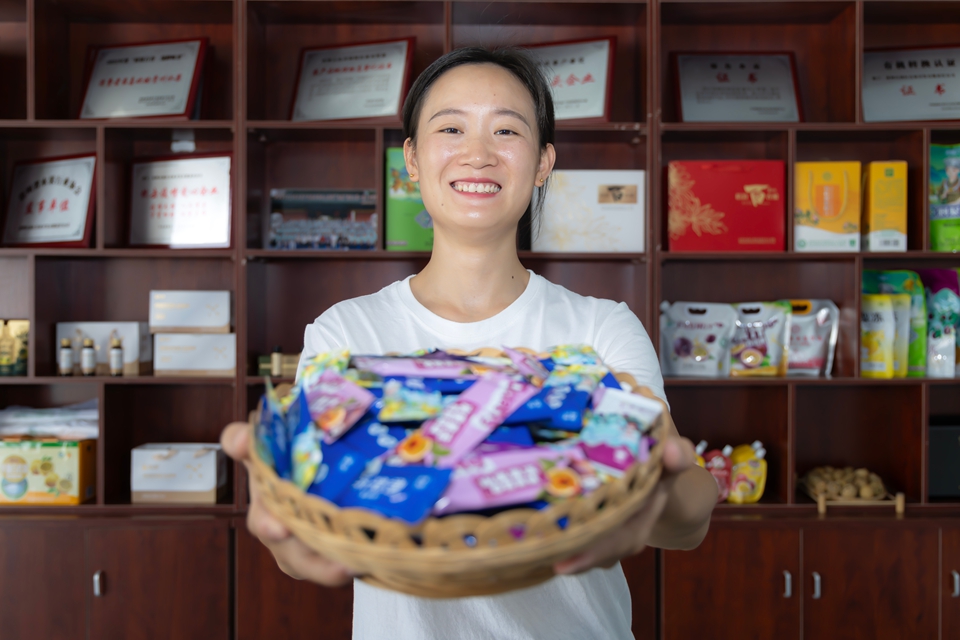 貴州羅甸：農産品加工忙_fororder_2025年8月26日，工人在貴州省黔南布依族苗族自治州羅甸縣邊陽鎮貴州山味鮮生食品科技有限公司展示産品。 (1)