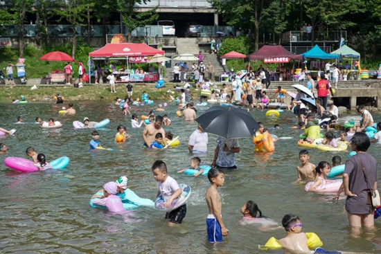 貴州都勻：打造安全 “戲水長廊” 劍江河成市民夏日親水樂園_fororder_640 (1)