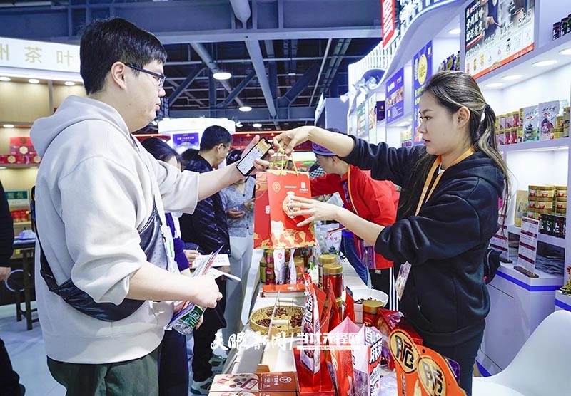 2025進博會|快來!“一站式”打卡貴州美食_fororder_dD0xNzYyNDM0Mjc4X3I9YzJjYTRlM2Vfdz04MDBfcT0xMDBfZT1qcGc=