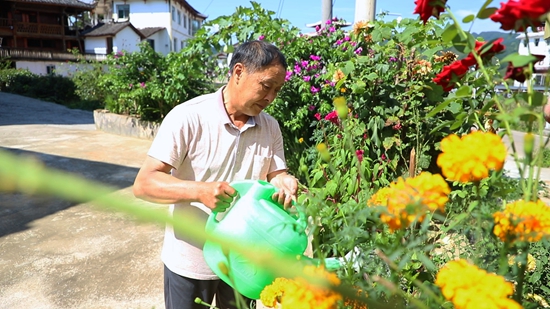 貴州丹寨：人居環境煥新顏 鄉村振興譜新篇_fororder_擺泥村村民楊正林在自家庭院裏澆花 趙唯茜攝