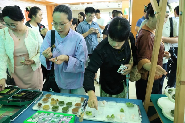 一抹茶香迎中秋 貴茶集團抹茶月餅搶“鮮”上市_fororder_640 (1)