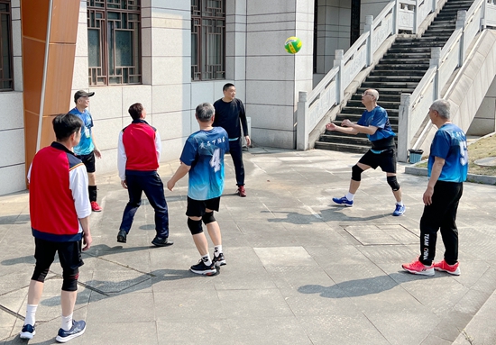 全國老年氣排球之鄉交流活動在荔波啟幕 體旅融合共繪“賽動黔景”新畫卷_fororder_圖片3