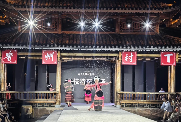 貴州六枝特區攜長角苗非遺瑰寶亮相貴州“村T”民族時裝周_fororder_640 (1)_副本