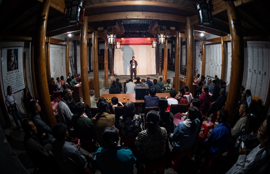祠堂裏的院壩會——貴州天柱古祠新風激活鄉村治理“一池春水”_fororder_天柱縣社學街道王氏家祠內召開院壩會。