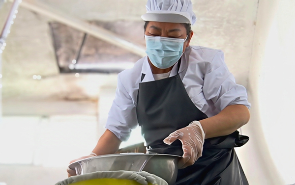 貴州丹寨：紮根在苗族農耕文明中的“雙非遺”_fororder_釀酒師傅正在釀造糯米酒 徐鑫緣攝