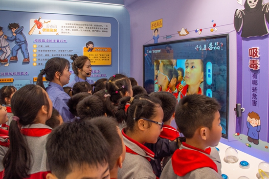 貴州天柱：創新協同聯動 築牢防護屏障_fororder_天柱縣第二小學在天柱縣人民檢察院青少年法治教育實踐基地參觀體驗2