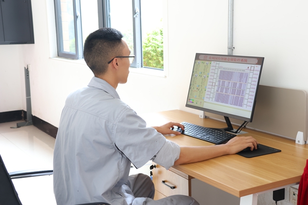 貴州仁懷：“綠智融合”助推新型工業化_fororder_工作人員通過電腦查看各項參數.JPG
