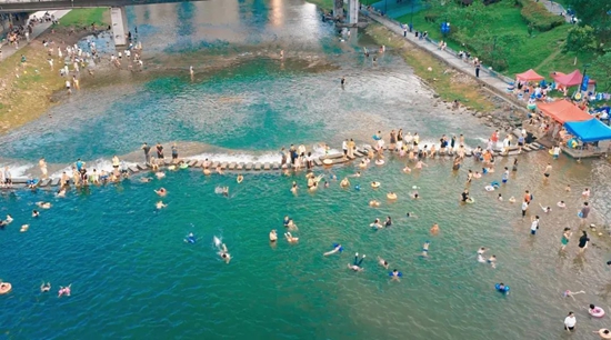 貴州都勻：打造安全 “戲水長廊” 劍江河成市民夏日親水樂園_fororder_640