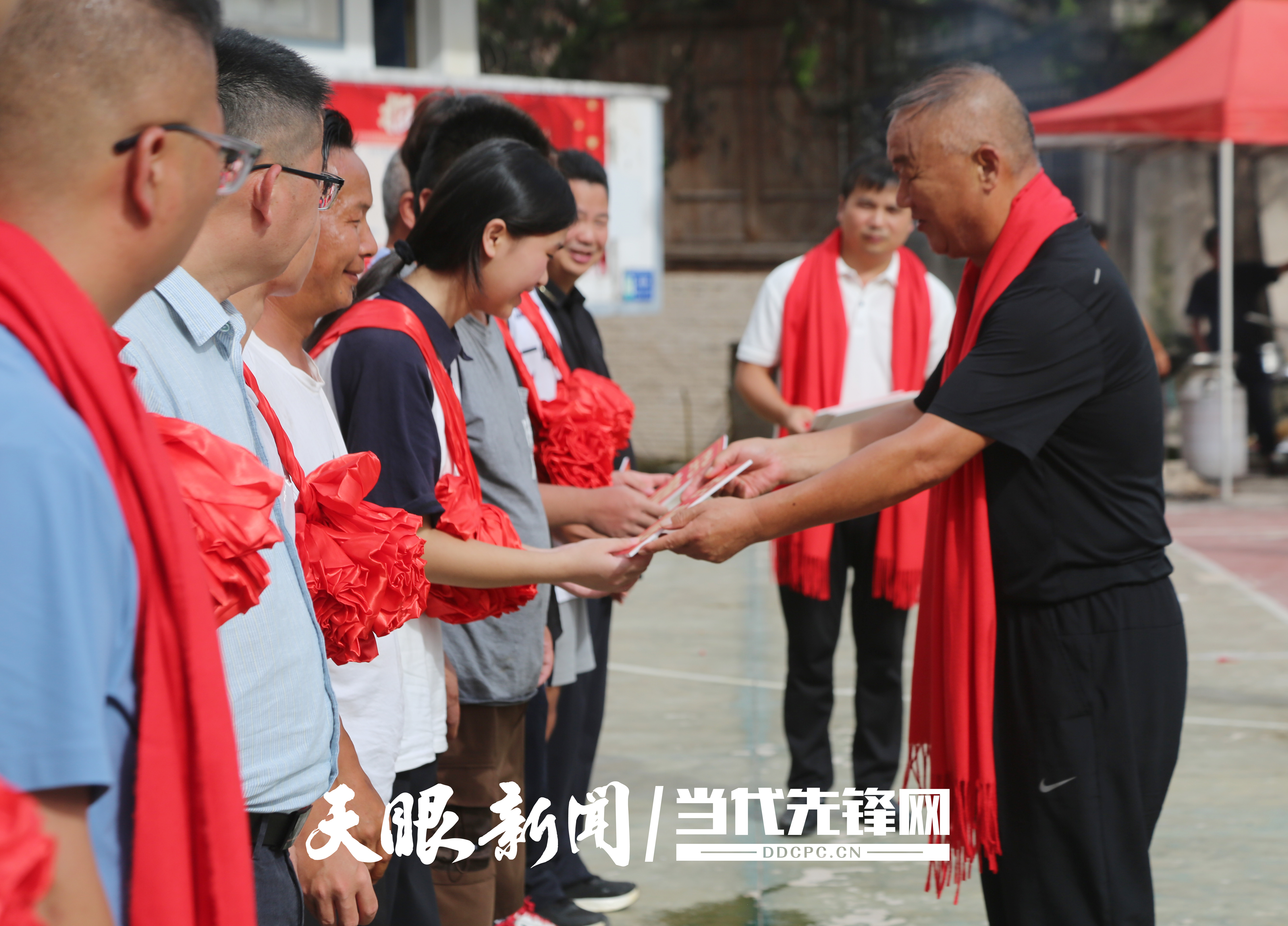 凱里市擺底苗寨13年堅持頒發獎學金 激勵學子逐夢前行