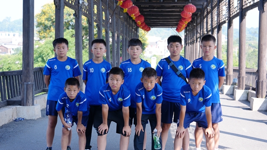 貴州惠水：以賽為橋 足球小將帶熱好花紅生態文化遊_fororder_合影留念 (2).JPG