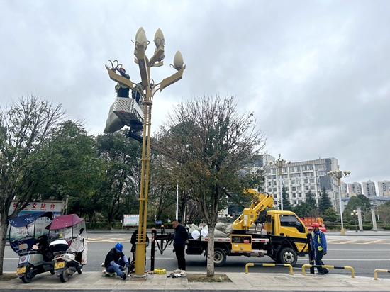 貴州平塘：以民為本抓治理 城市功能提質效_fororder_工人正在更換路燈