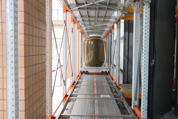 貴州仁懷：“綠智融合”助推新型工業化_fororder_四向智慧車來回穿梭運送酒罈.JPG