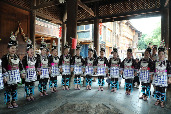 2025年黔湘桂“村歌”大賽在肇興侗寨唱響民族最強音_fororder_圖為歌隊比賽現場（中共黎平縣委宣傳部供） (3)