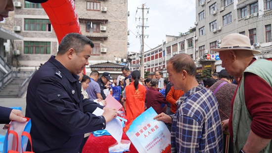 貴州鎮遠開展2025年全民國家安全教育日宣傳活動_fororder_3.JPG