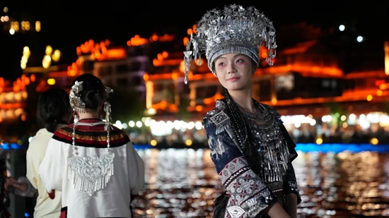 貴州鎮遠:國慶“長卷”展新姿 千年古城“全域紅” 貴州鎮遠:國慶“長卷”展新姿 千年古城“全域紅”_fororder_640 (2)