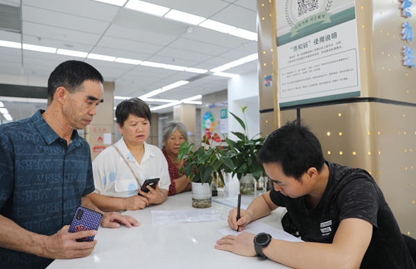貴州清鎮：創新“五步走”矛盾化解模式 高效解民憂暖民心_fororder_群眾正在進行訴求登記。郭露 攝