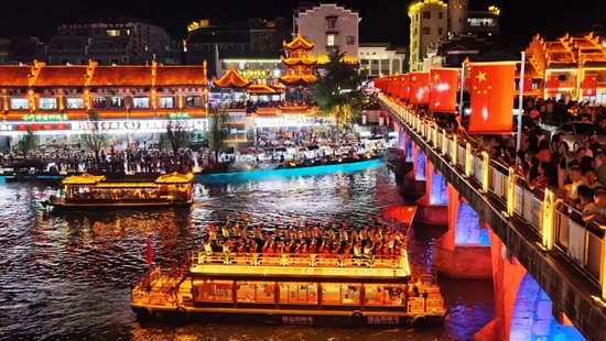 貴州鎮遠:國慶“長卷”展新姿 千年古城“全域紅” 貴州鎮遠:國慶“長卷”展新姿 千年古城“全域紅”_fororder_640 (3)