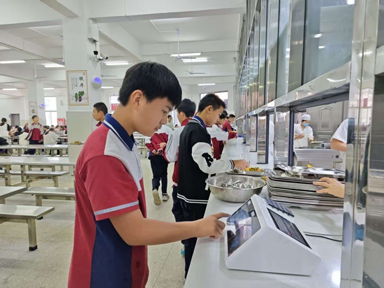 貴州仁懷“百千萬工程”:推動學校舊貌換新顏 教育硬體再升級 貴州仁懷“百千萬工程”:推動學校舊貌換新顏 教育硬體再升級_fororder_仁懷市第七中學學生用智慧團餐機刷臉消費