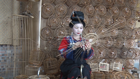 貴州丹寨：蠟染布上生花 鳥籠架間藏藝_fororder_鳥籠縣級傳承人王秋正在編織鳥籠底  徐鑫緣攝