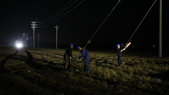 千里馳援抗颱風 貴州長順供電局奮戰廣東湛江助萬餘戶復電_fororder_長順小隊在湛江連夜施工.JPG