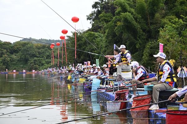 2025中國·羅甸玉湖休閒垂釣拉力賽收官_fororder_比賽現場（劉文俊 攝）