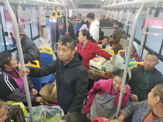 貴陽清鎮:“惠農專線”促城鄉融合_fororder_衛城至清鎮“惠農公交”車廂內情景((圖片來源:清鎮市公交公司)