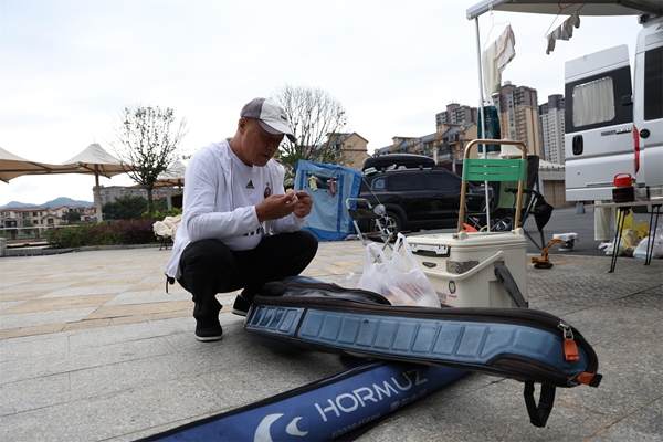 貴州羅甸：房車遊客提前打卡靜候垂釣盛宴_fororder_外地遊客正在整理漁具.JPG