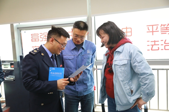 貴州織金：“個性化輔導”助解個稅難題_fororder_稅務幹部為企業財務講解稅企直連試點服務（胡珊攝）