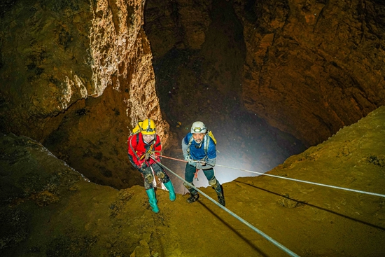 新增2.6公里 貴州綏陽雙河洞以439.7公里穩居亞洲第一長洞 新增2.6公里 貴州綏陽雙河洞以439.7公里穩居亞洲第一長洞_fororder_科考隊深入洞穴