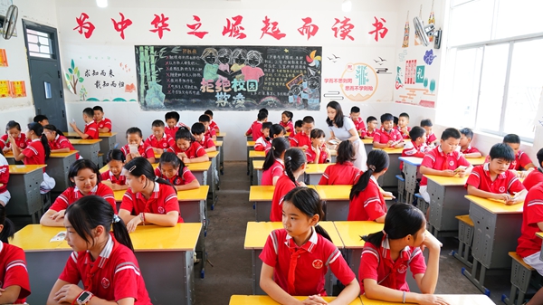 貴州丹寨：“護苗·綠書籤”進校園 築牢青少年健康成長防線_fororder_工作人員在丹寨縣城關第二小學為學生們發放綠書籤 莫昌怡.JPG