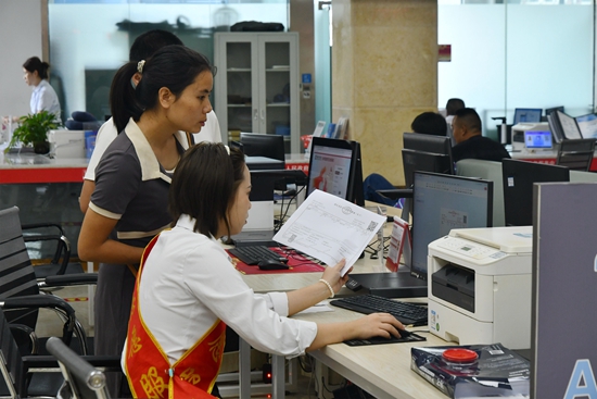貴州羅甸：增設潮汐窗口 高效辦理助學貸款 助力學子圓夢_fororder_志願服務人員幫助貸款家長與學子列印資料