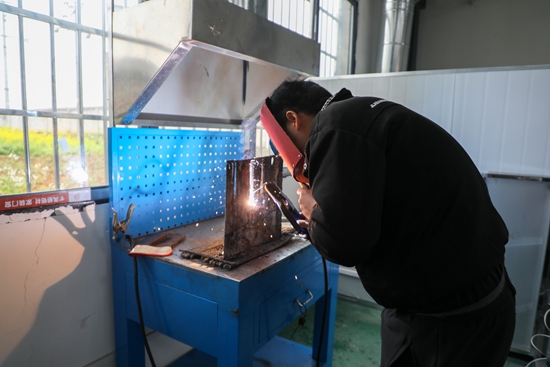 貴州天柱:開展技能培訓 助力群眾就業創業_fororder_焊工實操培訓 (2).JPG