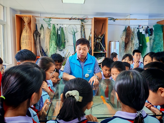 貴州仁懷:理論與實踐相結合 環保知識入人心_fororder_五馬生態協會成員向學生講解環保知識(余甚君 拍攝)