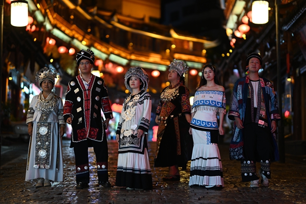 ​2025年多彩貴州滿意旅遊痛客行采風活動收官_fororder_采風團成員在都勻石板街體驗民族服飾